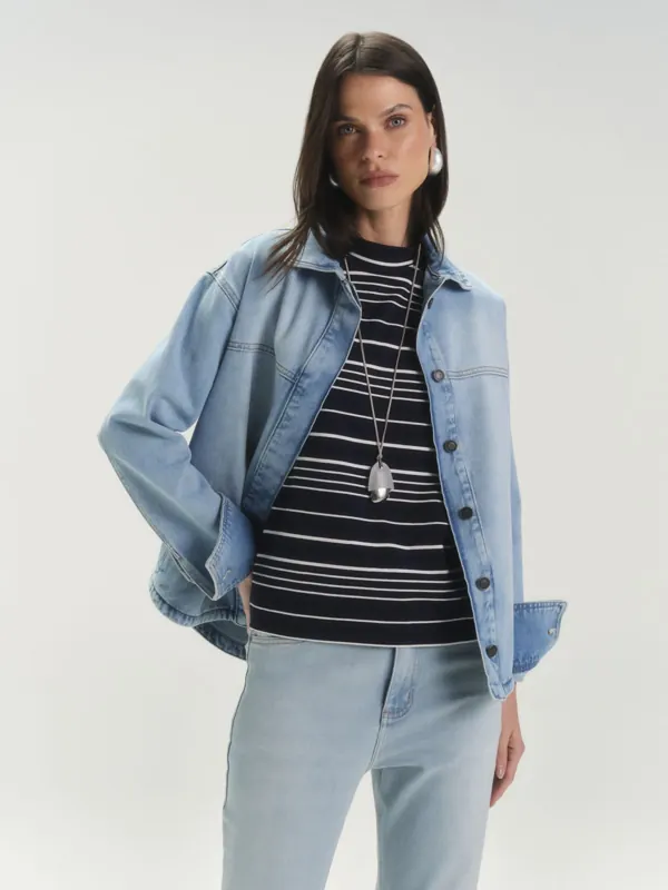 Jaqueta jeans e blusa listrada Camys