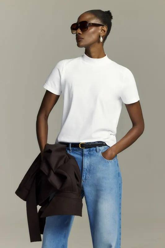 Camiseta branca Camys com jeans